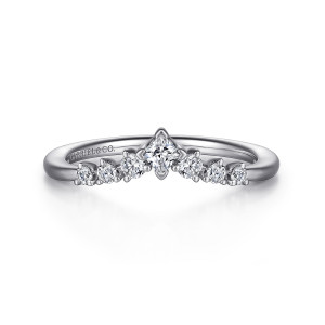 Gabriel & Co. AN15557PT4JJ platinum Contemporary anniversary band, front view of a V-shaped peak with a square stone on its corner between smaller round stones