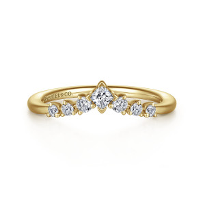 Gabriel & Co. AN15557Y44JJ 14 karat yellow gold Contemporary anniversary band, front view of the apex with a square diamond turned corner up between round diamonds
