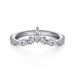 Gabriel & Co. AN15563PT4JJ platinum Kaslique anniversary band, front view of the pointed crest with an upright marquise between two small round stones
