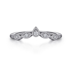 Gabriel & Co. AN15566PT4JJ platinum Victorian anniversary band, front view of the V contour with a pear frame at the peak and leaf frames beside it