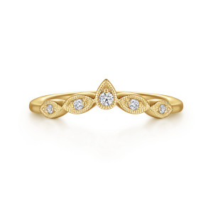 Gabriel & Co. AN15566Y44JJ 14 karat yellow gold Victorian anniversary band, front view of a peaked band with a raised teardrop plate at the middle of the arch