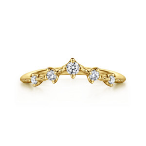 Gabriel & Co. AN15569Y44JJ 14 karat yellow gold Victorian anniversary band, front view of the chevron point with the largest round diamond at its peak