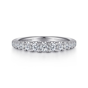 Gabriel & Co. AN15584PT4JJ platinum Classic wedding band, front view of stones stepping down in size from the middle toward each side