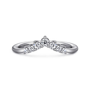 Gabriel & Co. AN16134PT4JJ platinum Contemporary anniversary band, front view of the pointed V with its largest diamond at the tip and small beads between stones