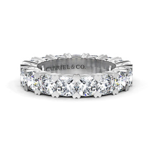 Gabriel & Co. AN16300-4W44JJ 14 karat white gold Classic band, front view of rounded square stones with heart shaped prong tips between each pair