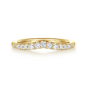 Gabriel & Co. AN16358Y44JJ 14 karat yellow gold Contemporary anniversary band, front view of a shallow V contour with the largest round stone in the middle