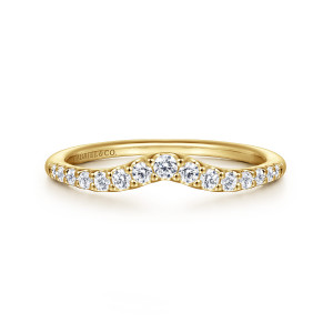 Gabriel & Co. AN16359Y44JJ 14 karat yellow gold Contemporary anniversary band, front view of round stones stepping down in size from a raised peak along both slopes