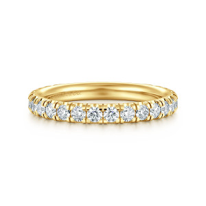 Gabriel & Co. AN16624Y44JJ 14 karat yellow gold Classic wedding band, front view of a straight band with evenly sized round diamonds between fine vertical prongs