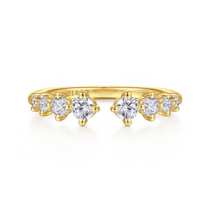 Gabriel & Co. AN16649Y44JJ 14 karat yellow gold Starlight anniversary band, front view of the gap at the top flanked by round stones that shrink away from it