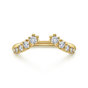 Gabriel & Co. AN16808Y44JJ 14 karat yellow gold Contemporary anniversary ring, front view of the gap between the two largest stones and the ends rising on each side