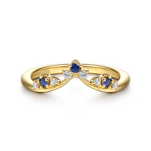 Gabriel & Co. AN16927Y44SA 14 karat yellow gold Floral Nouveau anniversary band, front view of the pointed V with a blue stone at the peak between two diamonds