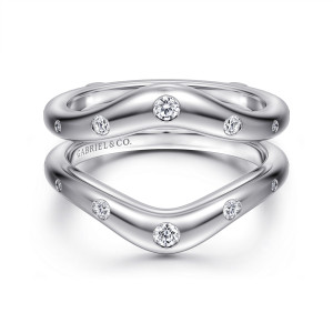 Gabriel & Co. AN17013S-W44JJ 14 karat white gold Contemporary ring enhancer, front view of the V dip in the rails, with the largest diamonds at the low points