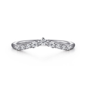 Gabriel & Co. AN17058W44JJ 14 karat white gold Contemporary anniversary band, front view of the V shaped line peaking at its largest stone with smaller ones falling away