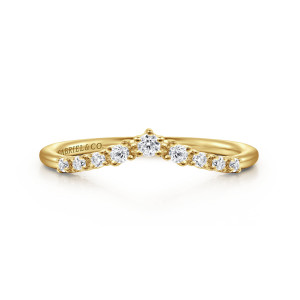 Gabriel & Co. AN17058Y44JJ 14 karat yellow gold Contemporary anniversary band, front view of the V shaped peak with the largest stone at the point
