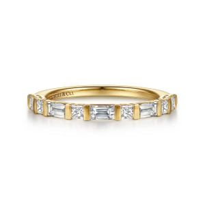 Gabriel & Co. AN17114Y44JJ 14 karat yellow gold Contemporary wedding band, front view of long baguettes alternating with small square stones between metal bars