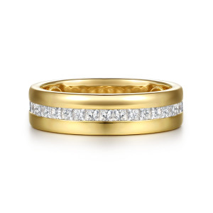Gabriel & Co. AN17120Y44JJ 14 karat yellow gold Contemporary anniversary band, front view of a recessed line of square diamonds between broad smooth shoulders