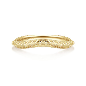 Gabriel & Co. AN17164Y4JJJ 14 karat yellow gold Victorian anniversary band, front view of leaf strokes meeting at a center line along a shallow dip