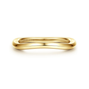 Gabriel & Co. AN17166Y4JJJ 14 karat yellow gold Classic anniversary band, front view of a plain polished band dipping gently at the middle of its front edge