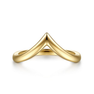 Gabriel & Co. AN17204Y4JJJ 14 karat yellow gold Classic anniversary band, front view of a plain band rising from both sides to a single pointed peak
