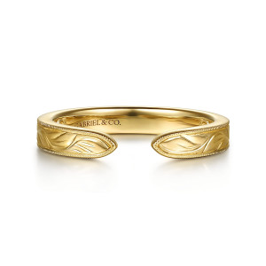 Gabriel & Co. AN17210Y4JJJ 14 karat yellow gold Victorian anniversary band, front view of the open gap between two leaf shaped ends with engraved vines