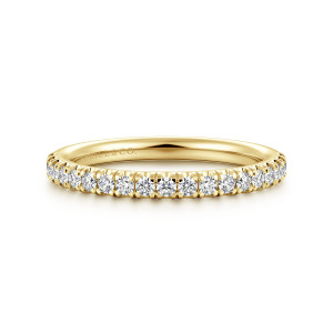Gabriel & Co. AN6001Y44JJ 14 karat yellow gold Classic wedding band, front view of the long row of small round diamonds tightly spaced across the narrow band