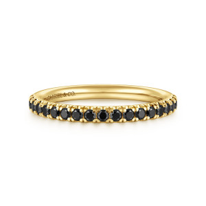 Gabriel & Co. AN6001Y4JBD 14 karat yellow gold Classic anniversary band, front view of black stones in a row between tiny prongs above a smooth inside