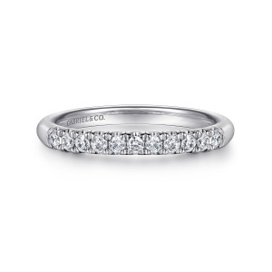 Gabriel & Co. AN6071PT4JJ platinum Classic wedding band, front view of a short row of round stones tapering into the plain polished shoulders