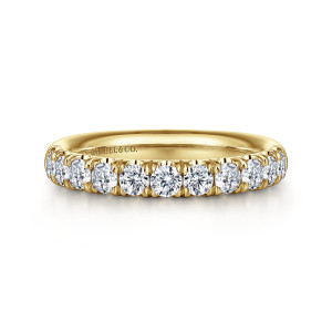 Gabriel & Co. AN6073Y44JJ 14 karat yellow gold Classic wedding band, front view of the middle diamonds slightly larger than the end stones, with split claws between