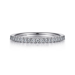 Gabriel & Co. AN7577PT4JJ platinum Classic wedding band, front view of a straight band with round diamonds in shared prongs along the top