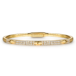 Gabriel & Co. BG4187-57Y45JJ 14 karat yellow gold Kaslique bangle, front view of pave rows between raised pyramid points with a flat stamped plate at the back