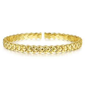 Gabriel & Co. BG4380-62Y4JJJ 14 karat yellow gold Contemporary bangle, front view of the raised pyramid row and arrow-shaped plates on the inside