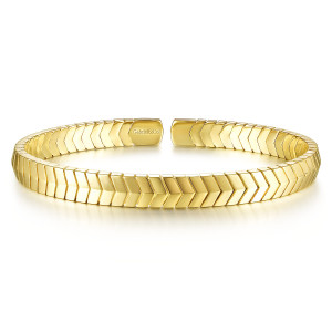 Gabriel & Co. BG4392-62Y4JJJ 14 karat yellow gold Contemporary bangle, front view of the herringbone chevron plates with a flat rounded cap at each end