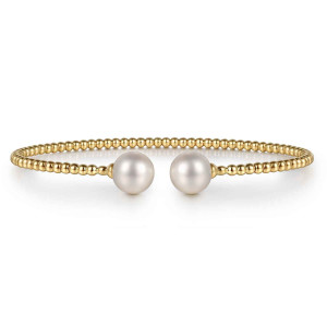 Gabriel & Co. BG4475-57Y4JPL 14 karat yellow gold Bujukan bangle, front view of the beaded cuff with two round pearls meeting at the gap