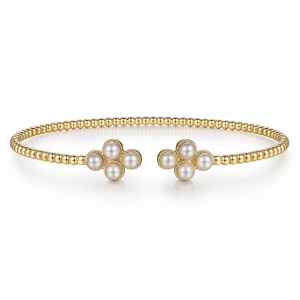 Gabriel & Co. BG4627-57Y4JPL 14 karat yellow gold Bujukan bangle, front view of the two four pearl clover caps facing each other across the gap