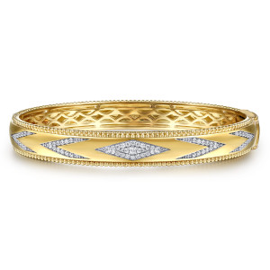 Gabriel & Co. BG5021-65Y45JJ 14 karat yellow gold Bujukan bangle, front view of the central diamond lozenge, pointed chevrons and beaded edges