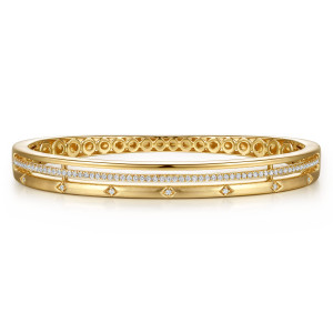Gabriel & Co. BG5324-62Y45JJ 14 karat yellow gold Contemporary bangle, front view of the polished rim, diamond line and satin band with kite stations