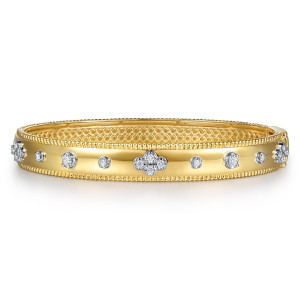 Gabriel & Co. BG5354-62M45JJ 14 karat white and yellow gold Bujukan bangle, front view of the plain polished face with single diamonds and clover clusters under a beaded edge