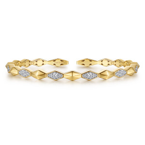 Gabriel & Co. BG5373-57Y45JJ 14 karat yellow gold Kaslique bangle, front view of the alternating peaked metal and diamond set segments with the open ends behind