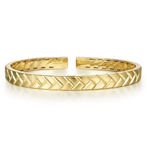 Gabriel & Co. BGM4512-72Y4JJJ 14 karat yellow gold Heritage Weave men's cuff bangle, front view of the open cuff with raised chevron blocks and the maker's mark inside one end