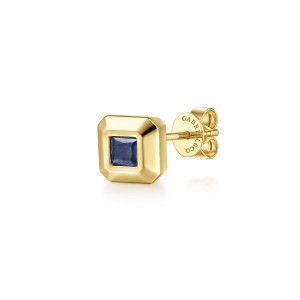 Gabriel & Co. EGM20143Y4JSB 14 karat yellow gold Geo men's single stud earring, angled view of the sloped frame, blue stone and the stamped back disc