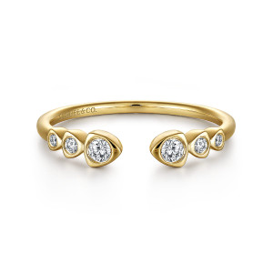 Gabriel & Co. LR51253Y45JJ 14 karat yellow gold Stackable ring, front view of the gap between two ends with diamonds stepping down in size