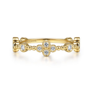 Gabriel & Co. LR51473Y45JJ 14 karat yellow gold Stackable ring, front view of the clover cluster at the top with milgrain edged bezels and beaded links