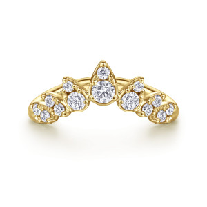 Gabriel & Co. LR52192Y45JJ 14 karat yellow gold Lusso ring, front view of the arch of diamond groups rising to a pointed peak at the center