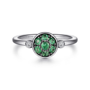 Gabriel & Co. LR52265SV5EA sterling silver Color ring, front view of the round green stone cluster with a diamond on each side