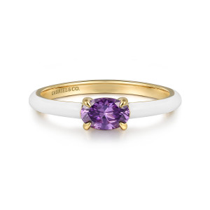 Gabriel & Co. LR52656E9Y4JAM 14 karat yellow gold Color ring, front view of a violet oval stone set sideways between glossy white enamel shoulders