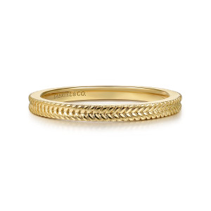 Gabriel & Co. LR52670Y4JJJ 14 karat yellow gold Contemporary ring, front view of rows of raised chevron ridges on the outer face and a maker's mark inside