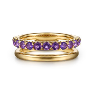 Gabriel & Co. LR52835Y4JAM 14 karat yellow gold Color ring, front view of the violet stone row above the plain polished band with a gap between