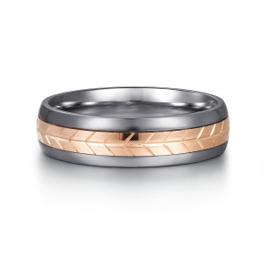 Gabriel & Co. MAB60209TAK4JJJ tantalum and 14 karat rose gold Signature men's wedding band, front view of a herringbone strip with slanted cuts between darker polished sides
