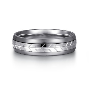 Gabriel & Co. MAB60209TAW4JJJ tantalum and 14 karat white gold Signature men's wedding band, front view of the chevron cuts along the lighter center strip between curved darker rails