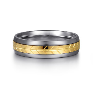 Gabriel & Co. MAB60209TAY4JJJ tantalum and 14 karat yellow gold Signature men's wedding band, front view of the chevron strip set between two rounded polished rails